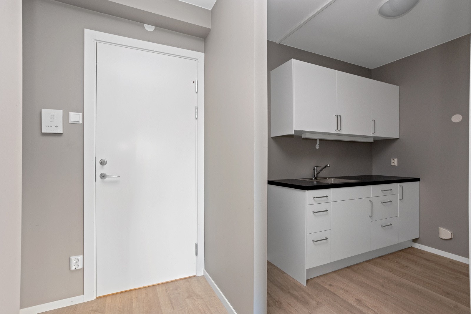 Kjøkkenet har ny, glatt, hvit innredning. Galleribilde