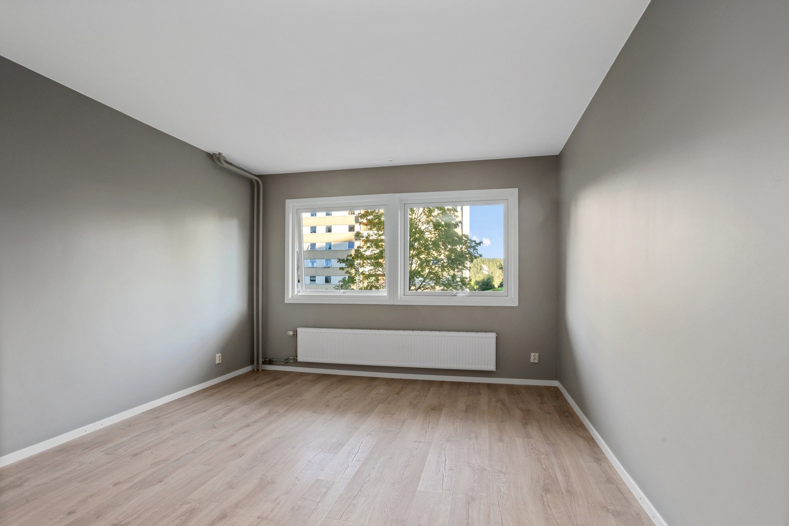 Stuen er rektangulær og har to vinduer Galleribilde