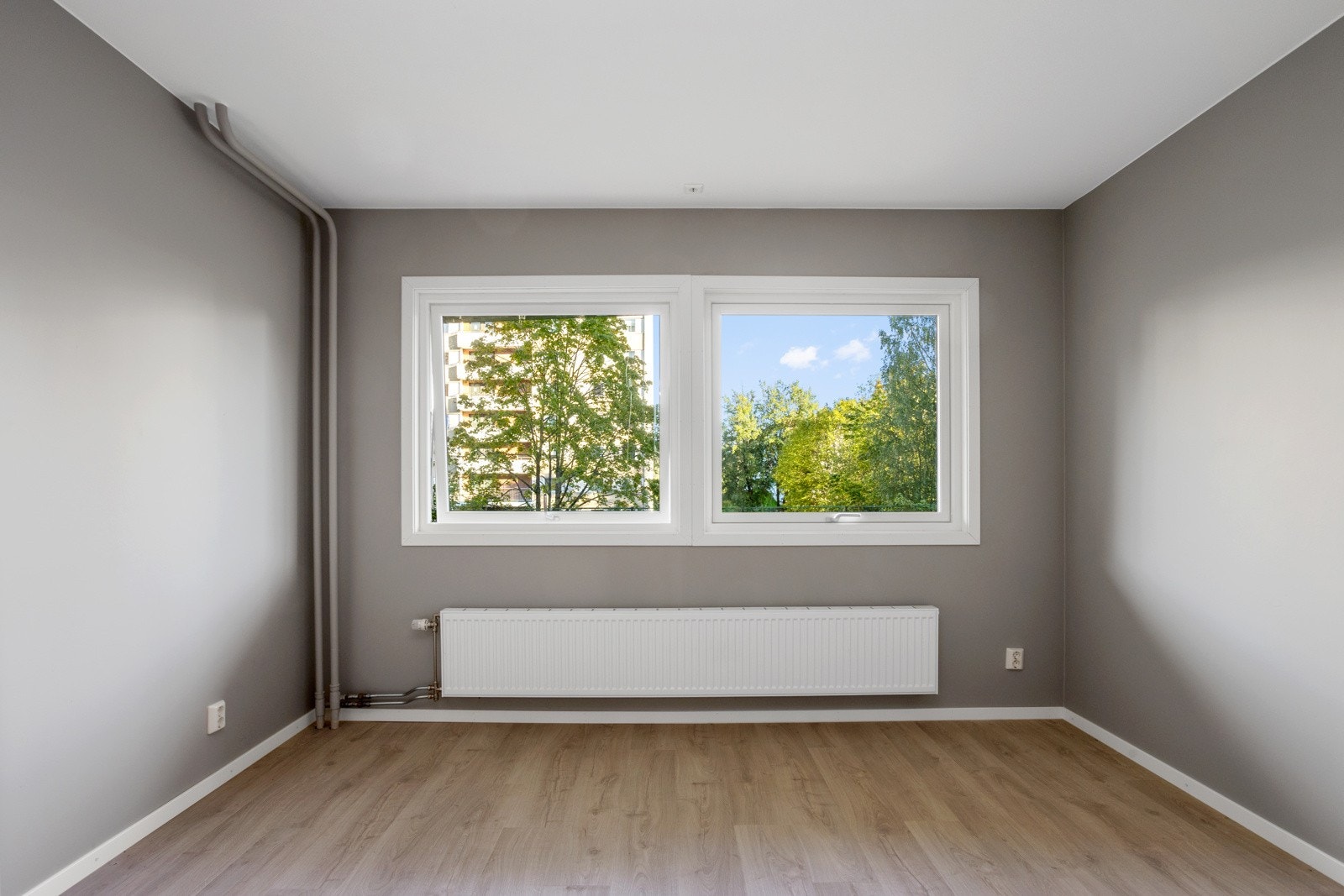 Under vinduene er det radiator Galleribilde