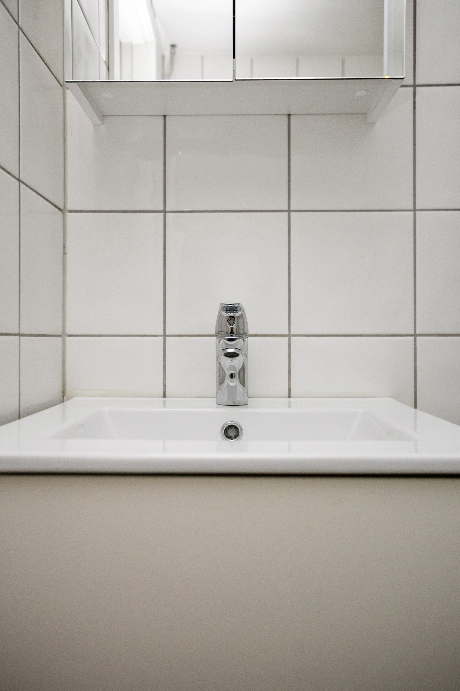 Servantskap med speil over Galleribilde