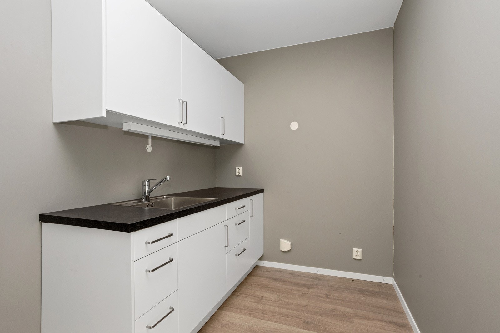 Det er satt av plass til hvitevarer. Dette er ikke inkludert. Galleribilde