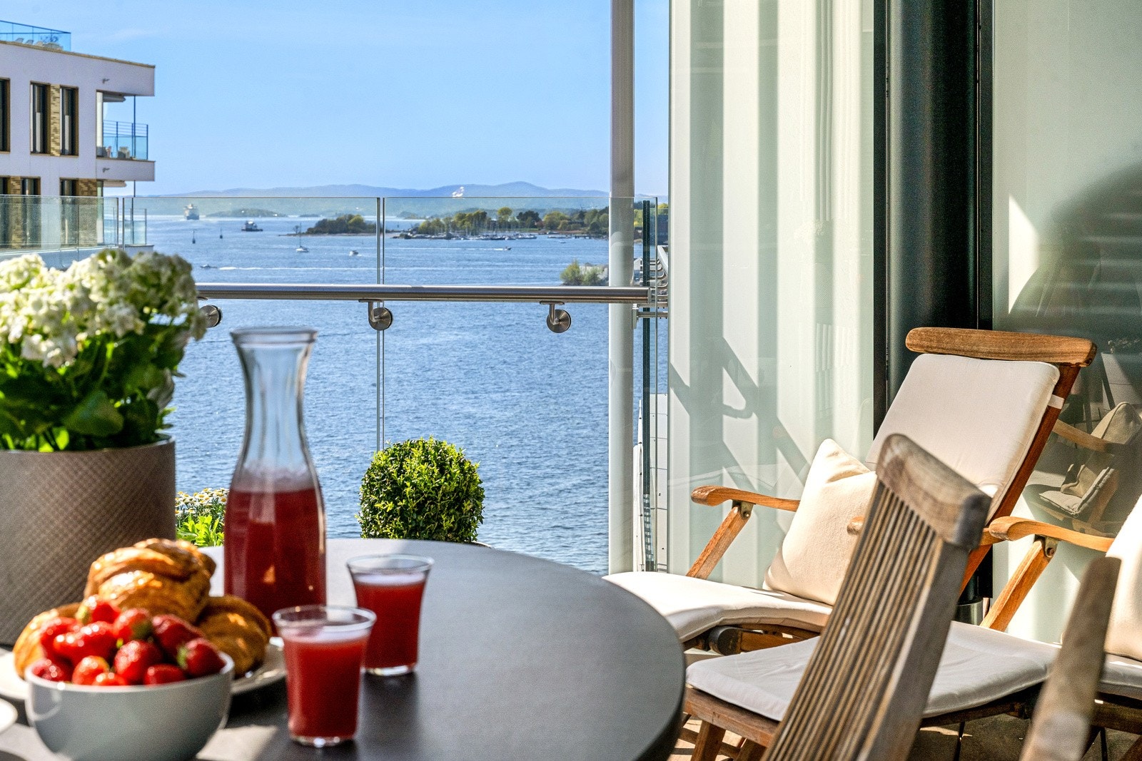 Velkommen til nydelige Dyna Brygge 3 i 7 etg. med garasjeplass og fantastisk utsikt! Galleribilde