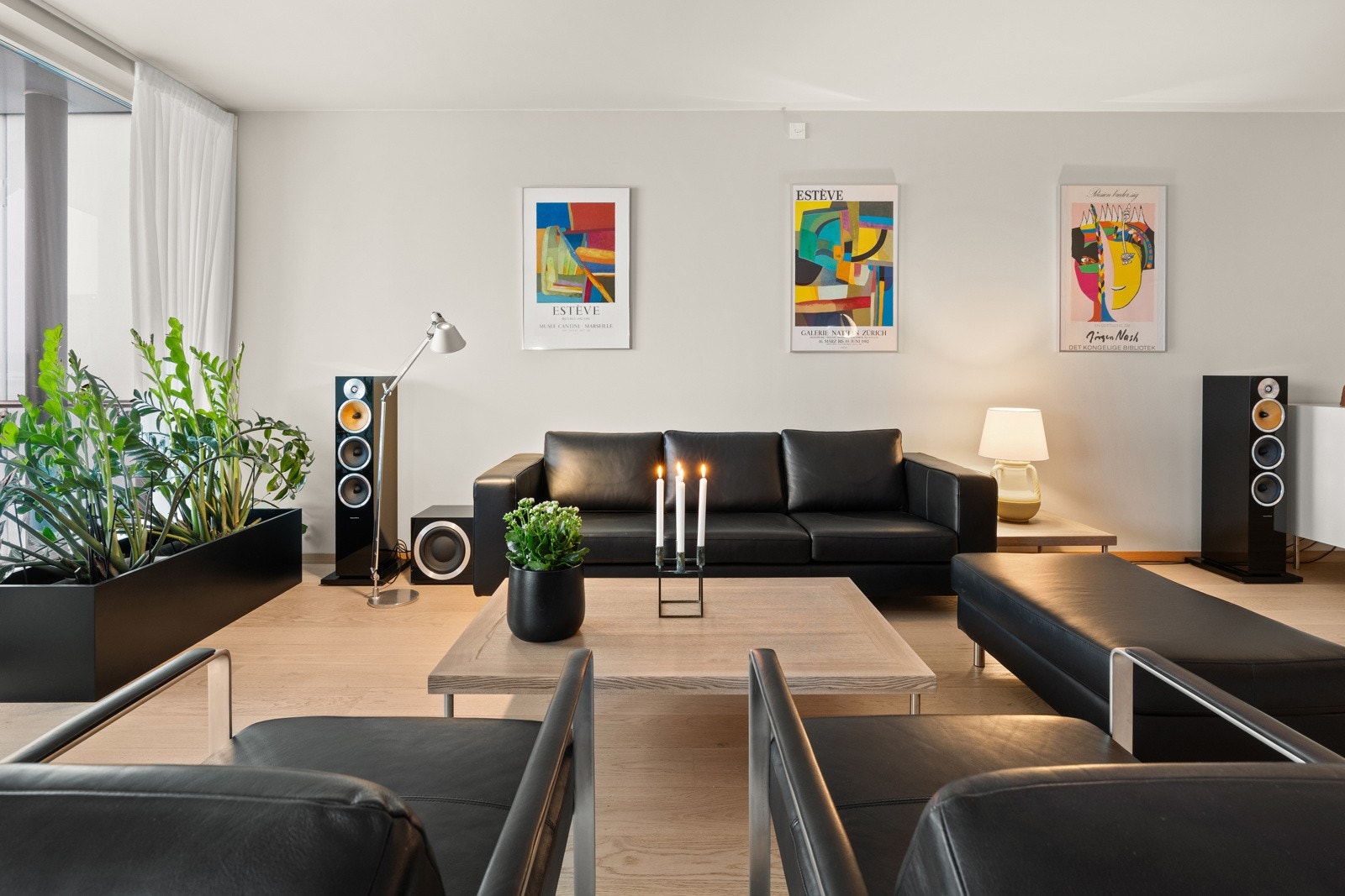 I stuen er det god plass til en romslig sofagruppe med tilhørende salongbord og underholdningsavdeling Galleribilde