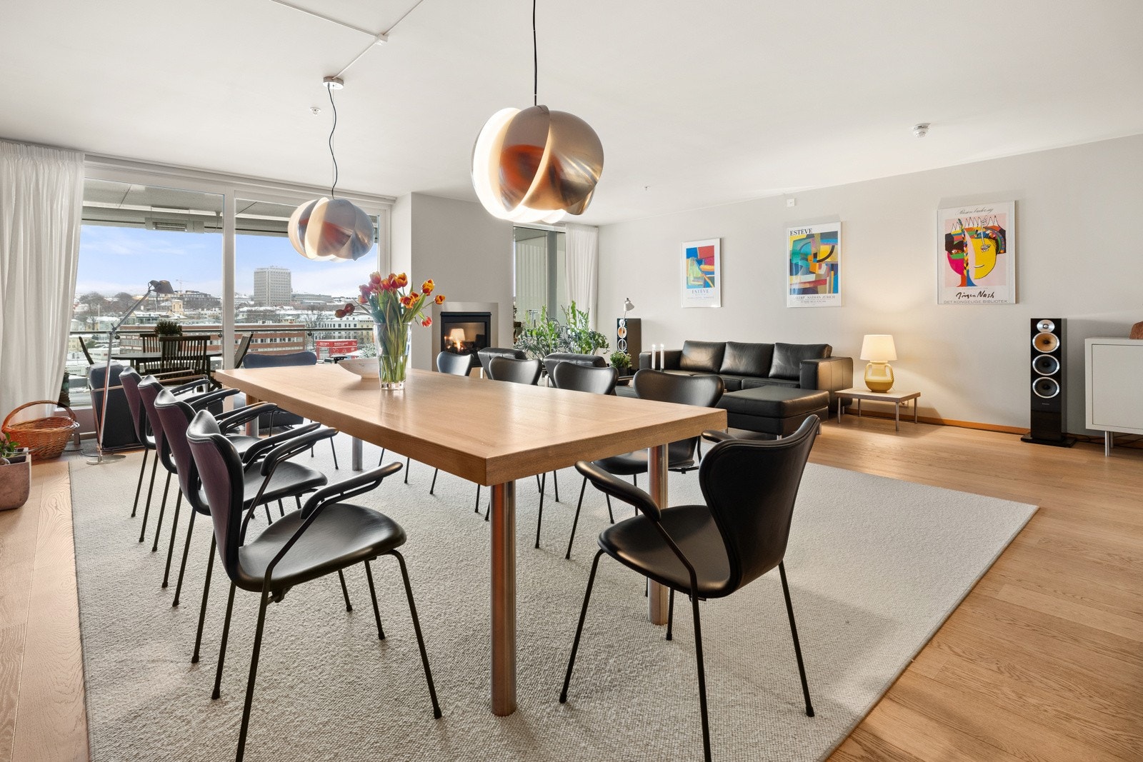 I stuen er det plass til et stort langbord Galleribilde