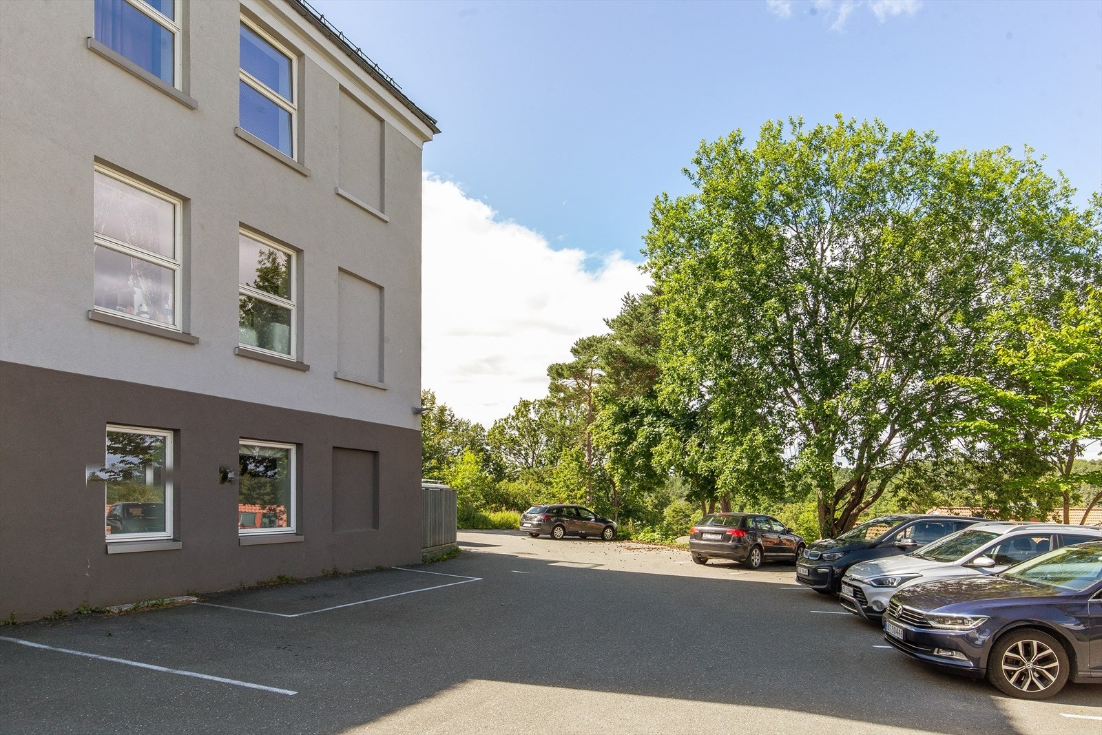 Felles parkeringsplass på utsiden Galleribilde