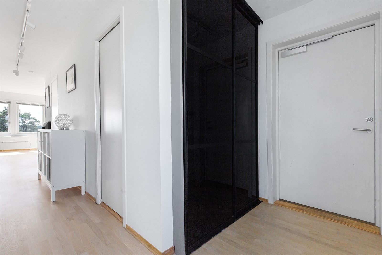 Praktisk skyvedørsgarderobe i entréen Galleribilde