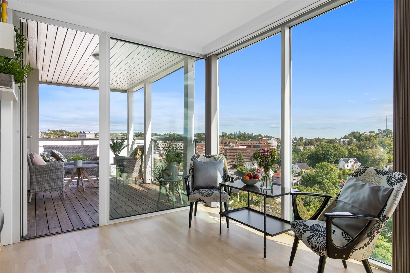 Fra stuen er det adkomst til romslig balkong med god plass til møblement Galleribilde