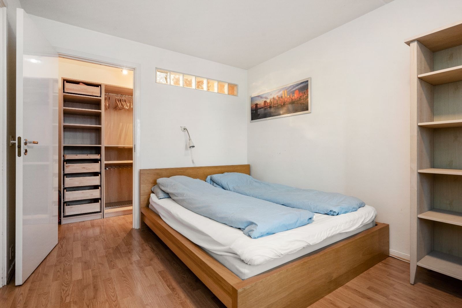 På soverommet har du tilgang til flott walk-in garderobe. Sengen følger ikke med. Galleribilde