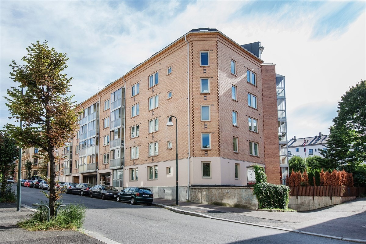 Bygget er fra 1992 og ligger sentralt i Gamlebyen. Kort vei til offentlig kommunikasjon. Galleribilde