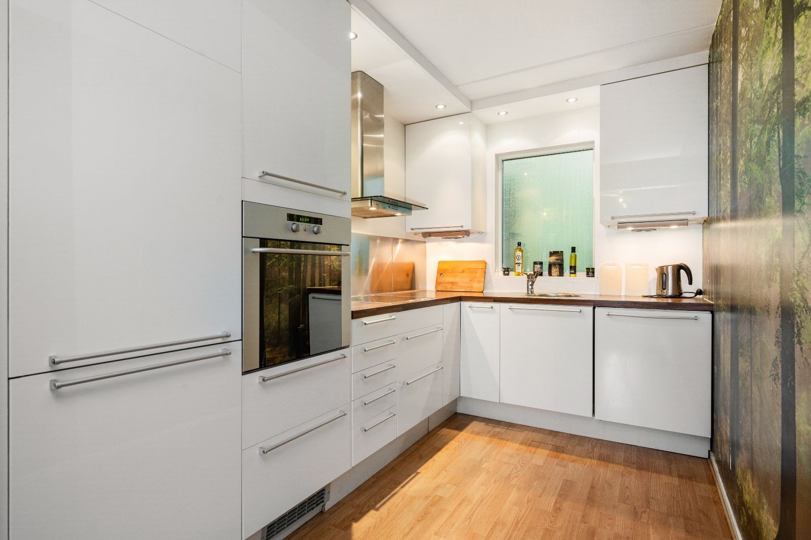 Flott kjøkken med integrerte hvitevarer. Godt med skapplass. Galleribilde