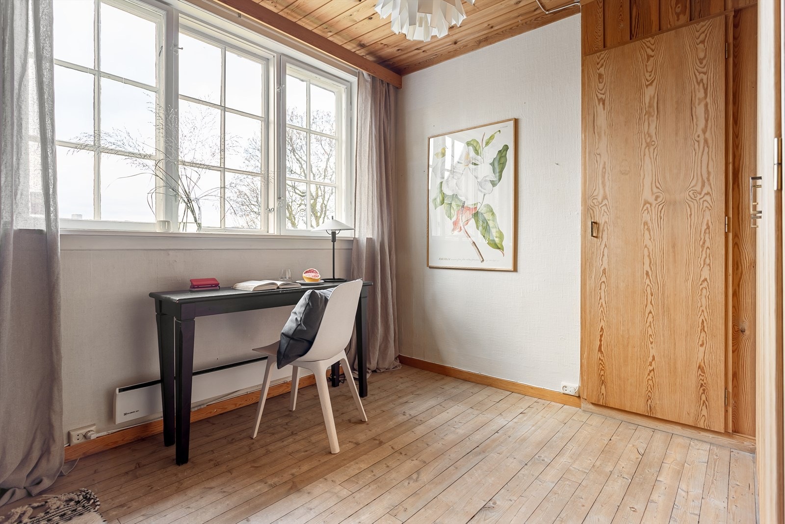 Hovedsoverom med arbeidsplass og store skap. Galleribilde