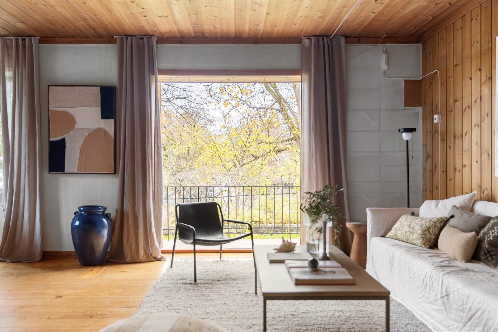 Det er utgang fra stuen til terrasse og hage. Galleribilde