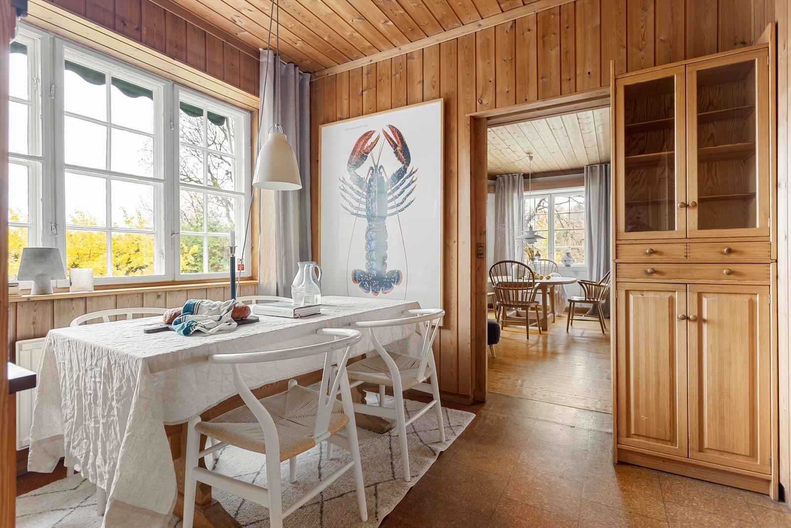 De store vinduene gir fint lys på kjøkkenet. Galleribilde