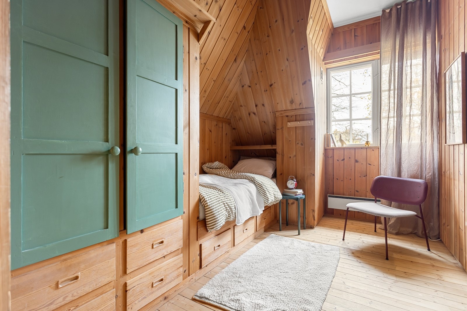 Soverom 2 har fast seng og skap. Galleribilde