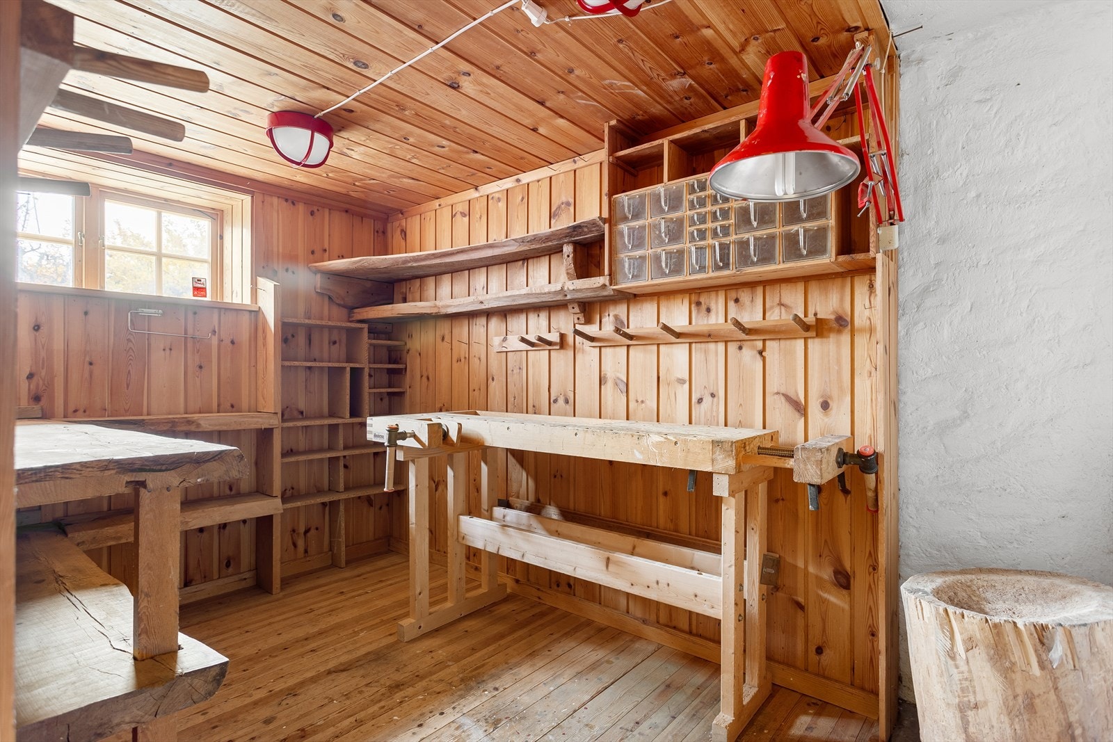 Snekkerbod med høvelbenk som følger salget. Galleribilde