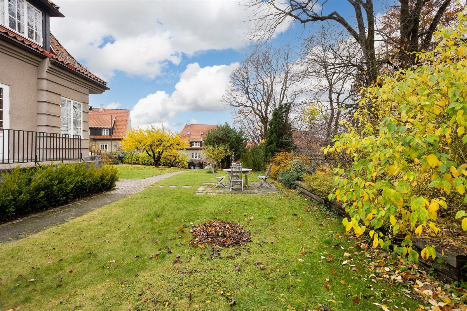 Huset er omgitt av stor idyllisk hage. Galleribilde
