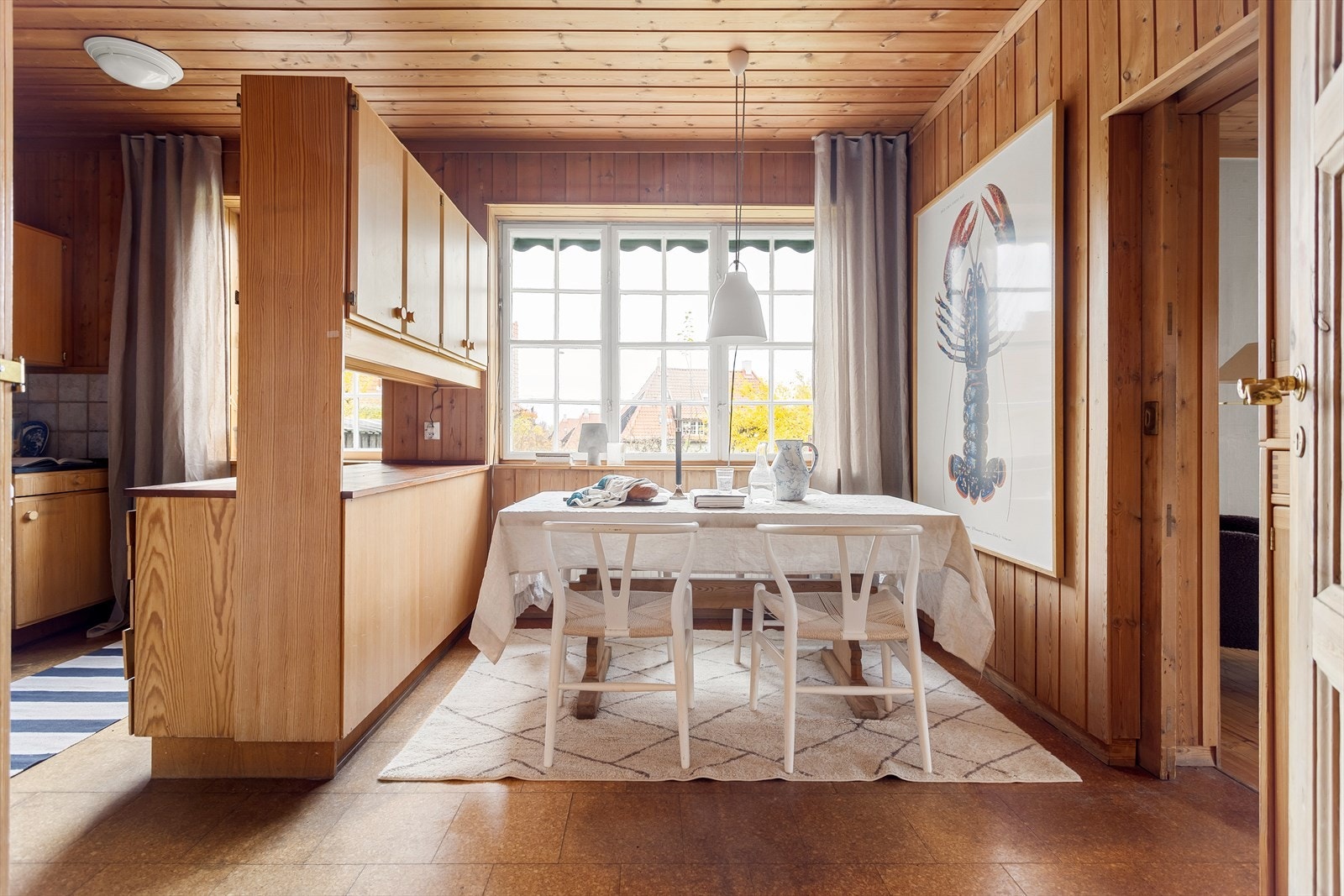 Kjøkken med romslig spiseplass. Galleribilde