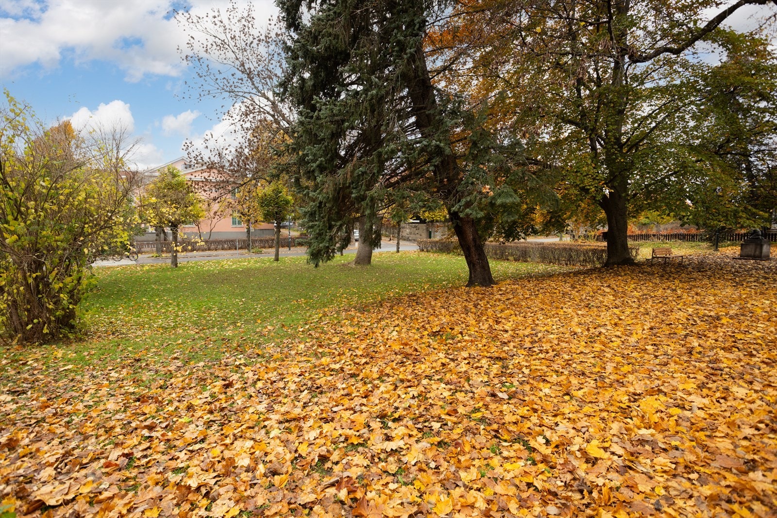 Eiendommen grenser til vakker minnepark. Ullevål skole sees i bakgrunnen. Galleribilde