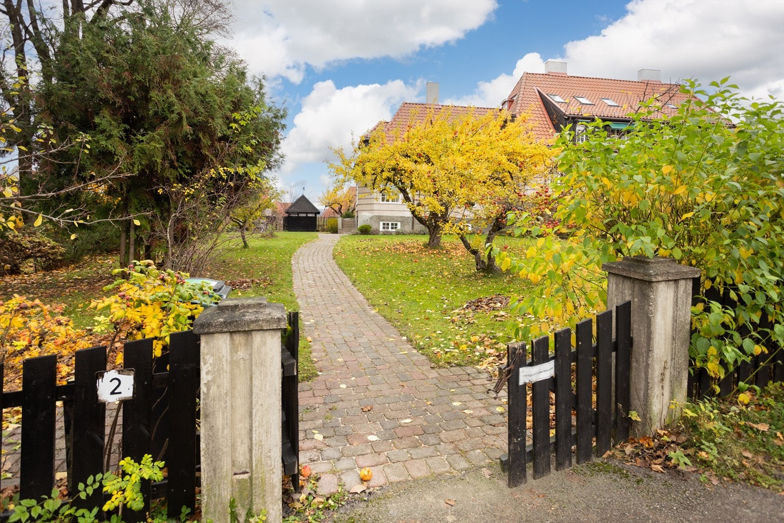 Hovedadkomst fra Tiurveien. Det er også adkomst på baksiden hvor garasjen befinner seg. Galleribilde