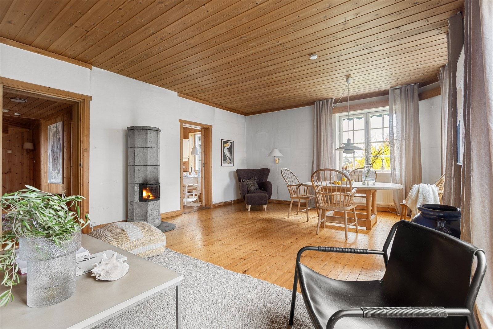 Stor stue med vakker kleberstenspeis. Galleribilde