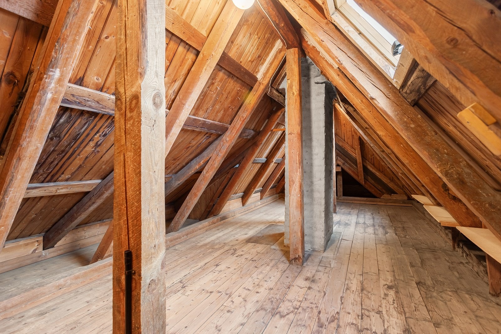 Stort lagringsloft med muligheter. Galleribilde