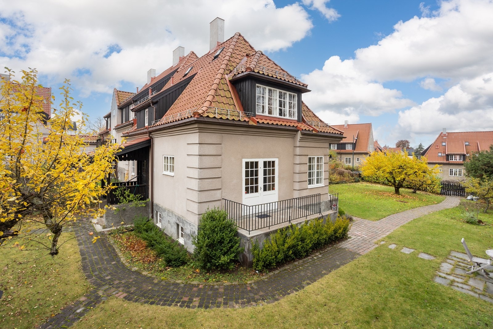 Hageutgang og terrasse. Galleribilde