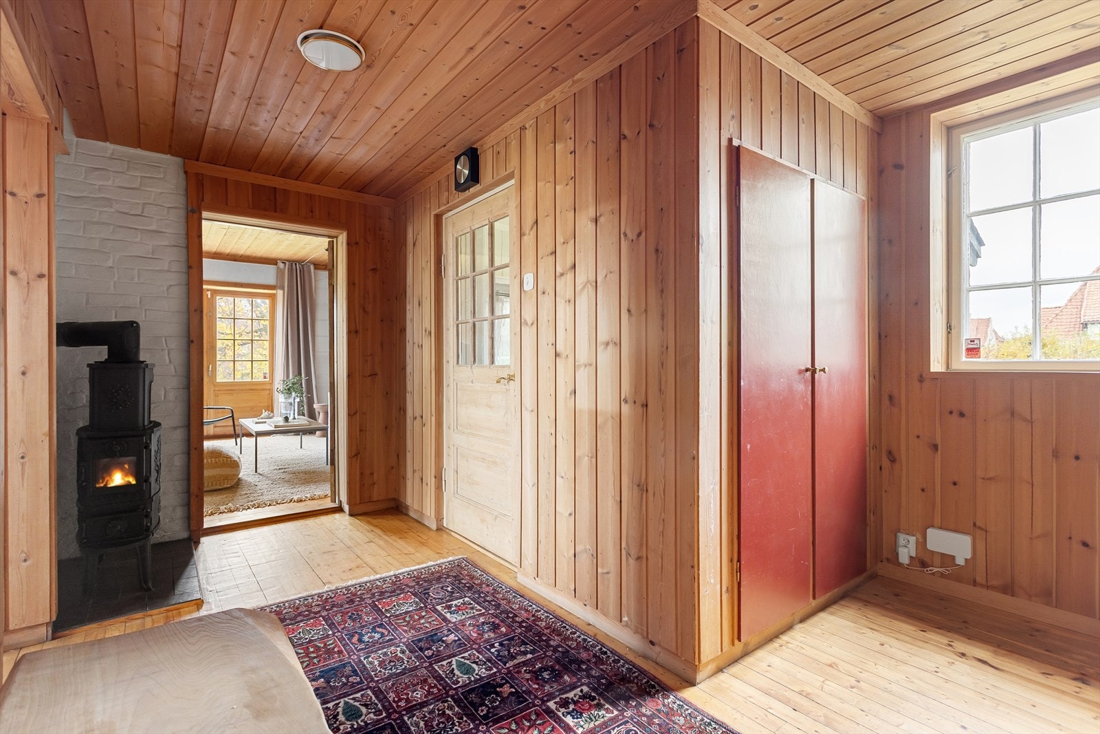 Stor entré med vedovn og garderobeskap. Galleribilde