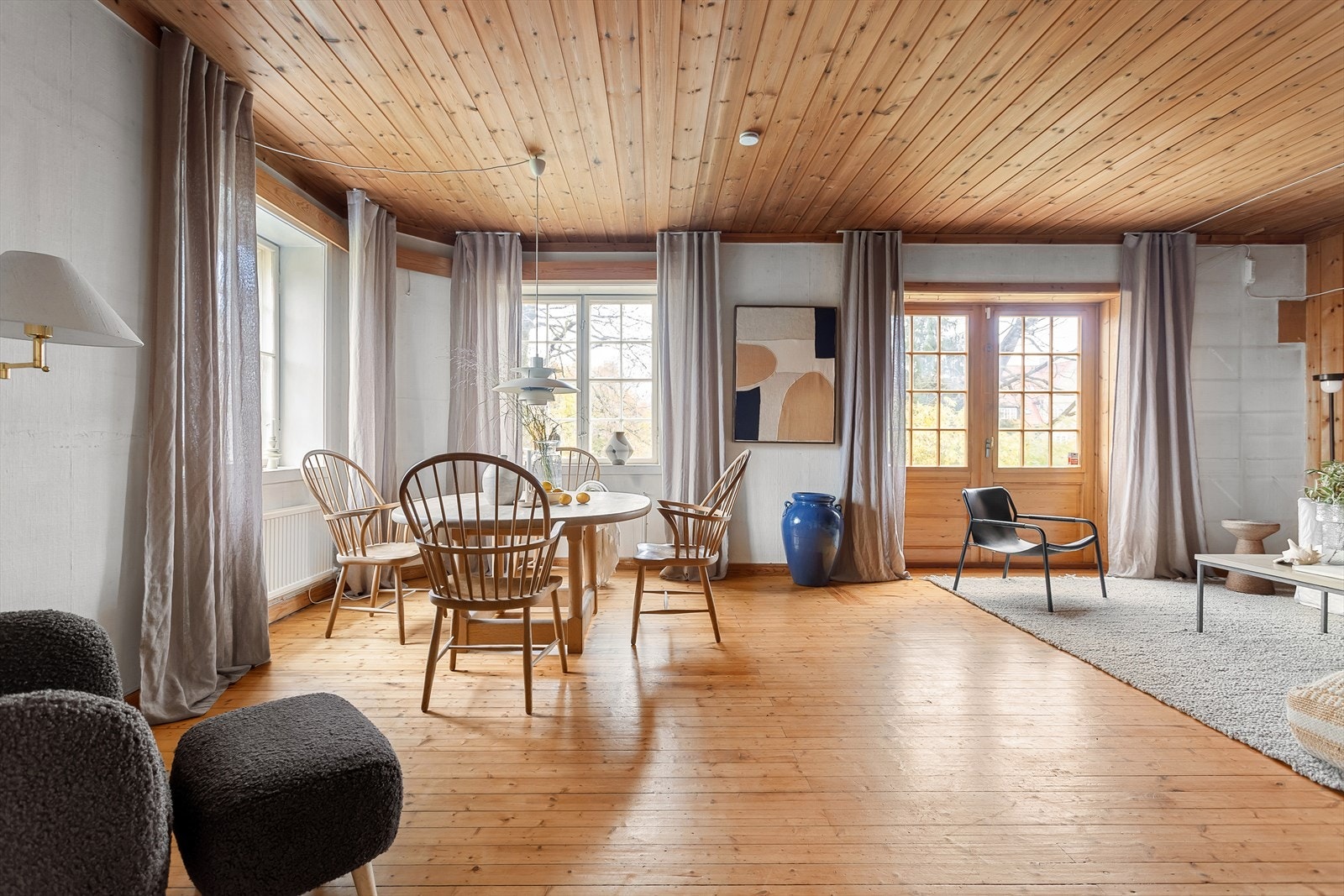 Det er plass til spisebord i den delen av stuen som ligger nær kjøkkenet Galleribilde