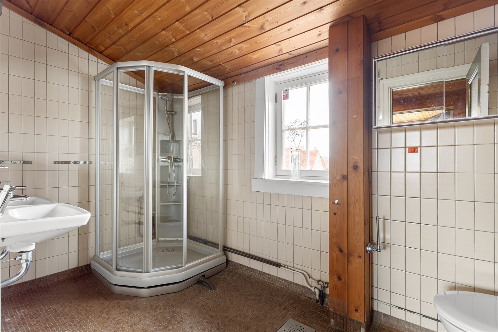 Bad i 2. etg. med wc, servant og dusjkabinett. Galleribilde