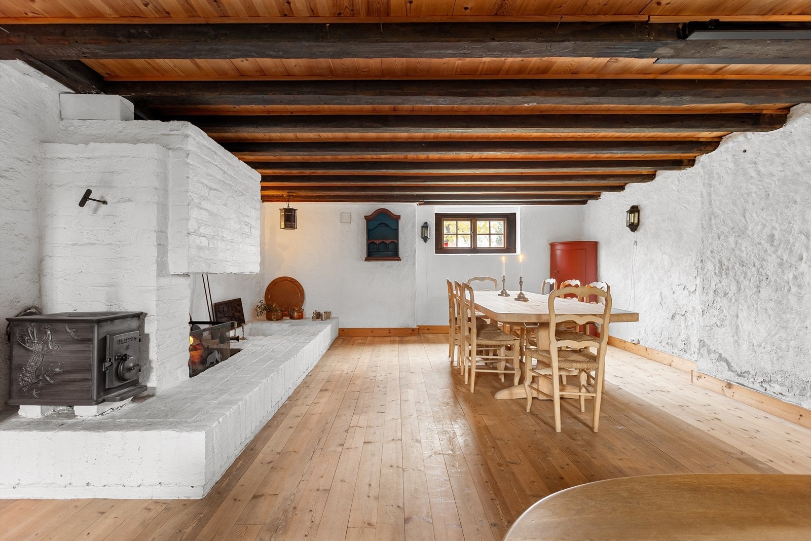 Stor kjellerstue med peis. Galleribilde