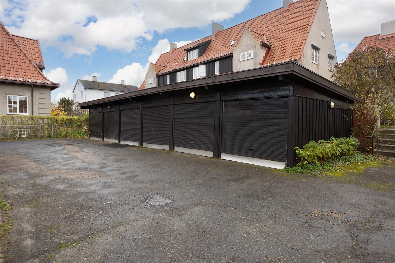 Garasje nr. 2 fra høyre medfølger. Galleribilde