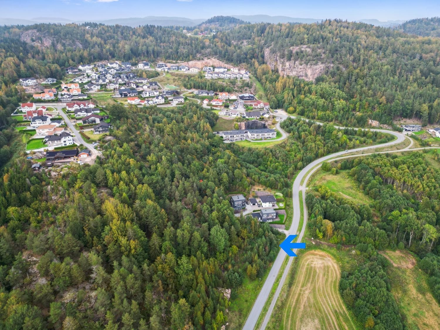 Gangavstand til barnehage, barneskole, fotballbane, badestrand, turmuligheter og bussforbindelse Galleribilde