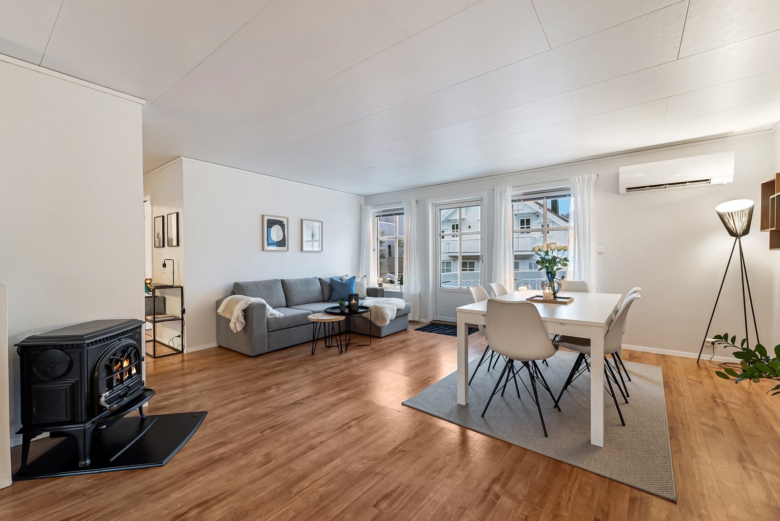 Her er det installert både varmepumpe og peisovn. Galleribilde