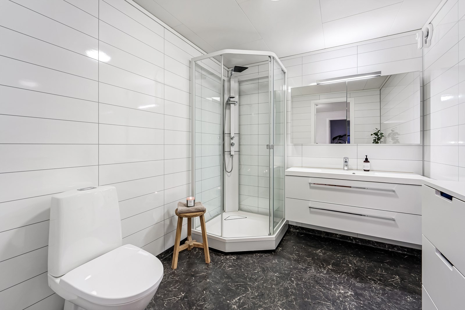 Lyst og moderne bad med dusjkabinett og stilren innredning. Galleribilde