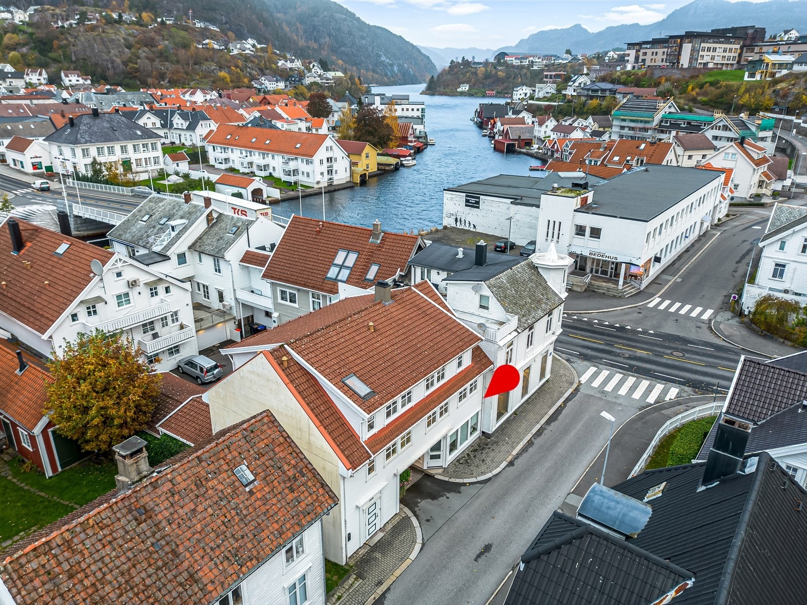 Eiendommen ligger sentralt til med gangavstand til så og si 'alt'! Galleribilde