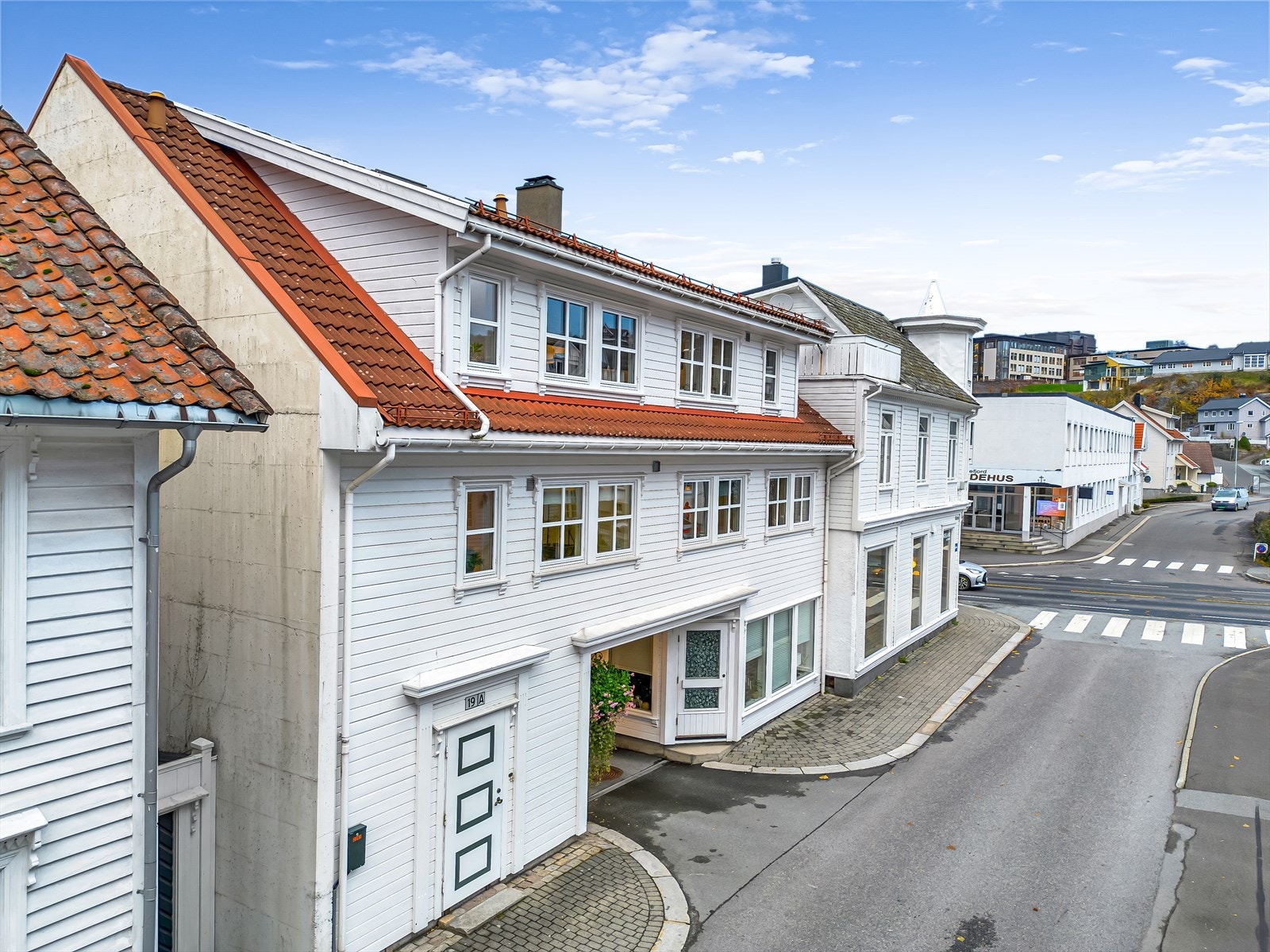 Leiligheten ligger i 2. etasje i et mindre leilighetsbygg og fremstår i gjennomgående god stand. Galleribilde