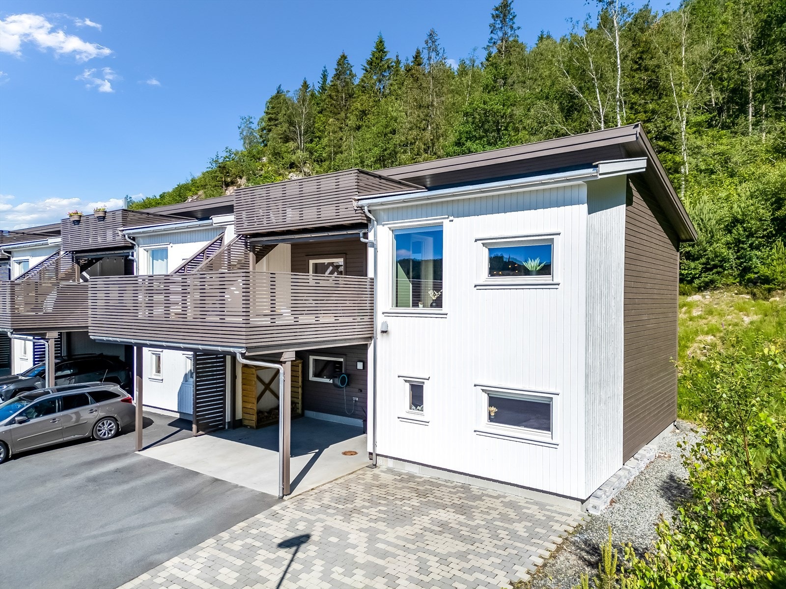Eiendomsmegler MNEF ønsker velkommen til en gjennomført og delikat innredet bolig i Romsåslia 24! Galleribilde