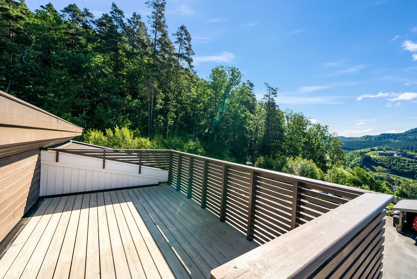 På takterrassen kan man nyte utsikten. Terrassen er dimensjonert for å ha boblebad. Galleribilde
