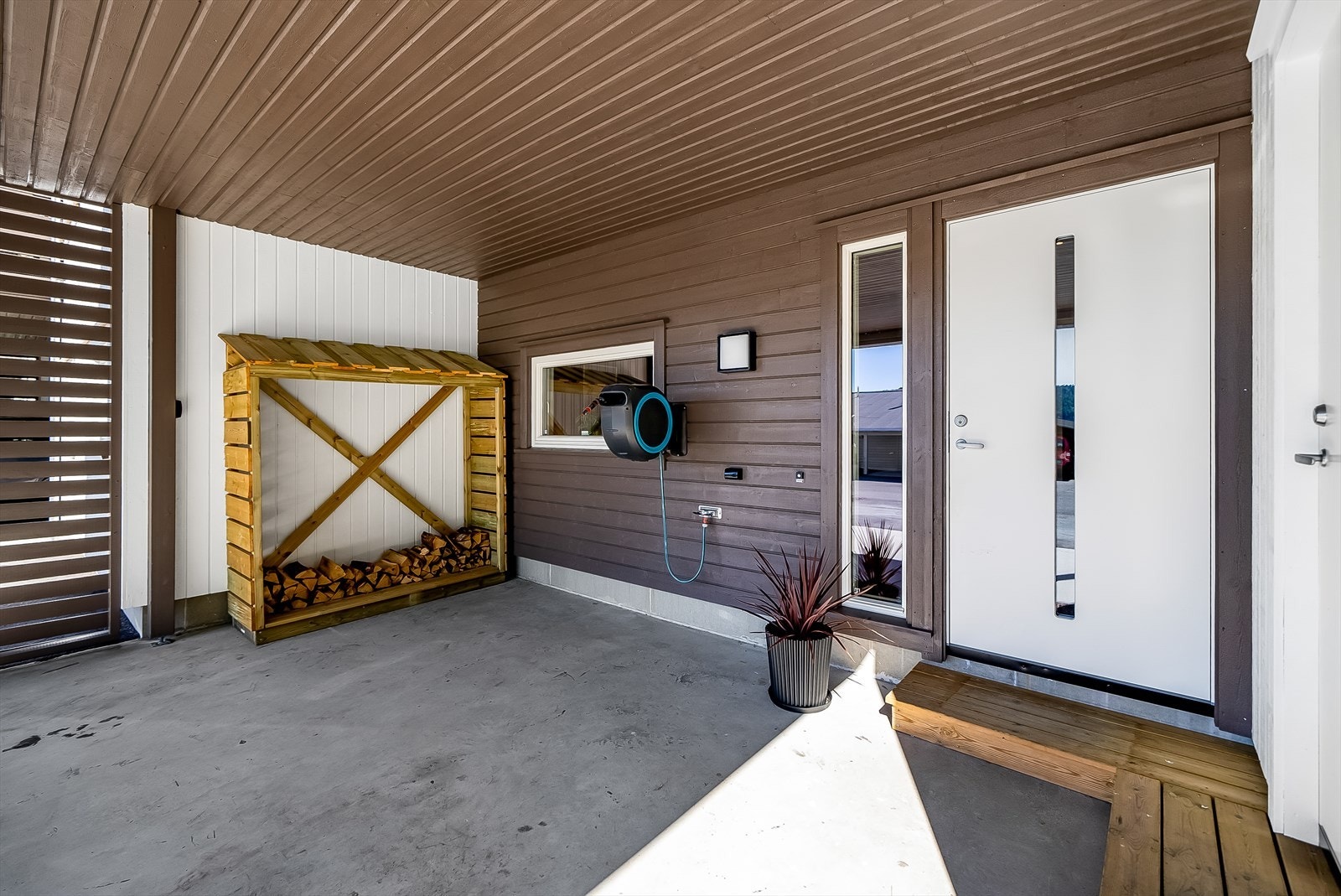 Carport og utvendig bod ved inngangspartiet. Galleribilde