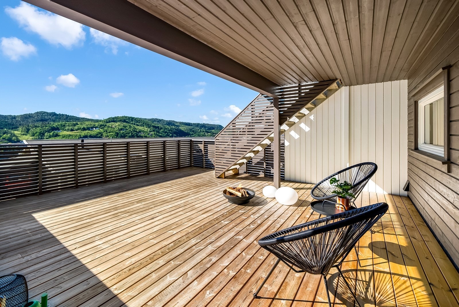 Tilbaketrukket og usjenert terrasse. Galleribilde