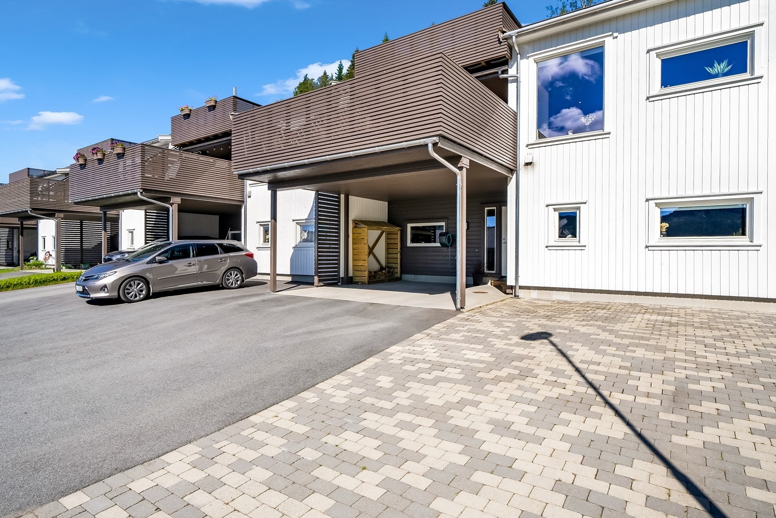 Området i front er asfaltert og steinsatt. Galleribilde