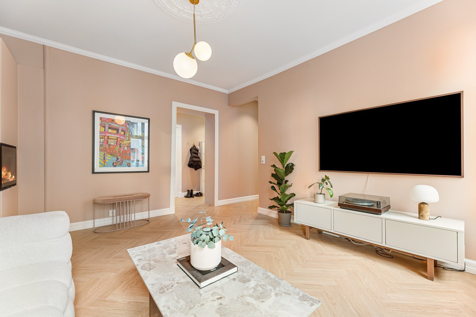 Stue med god plass til stor sofagruppe, TV-seksjon og øvrig møblement Galleribilde