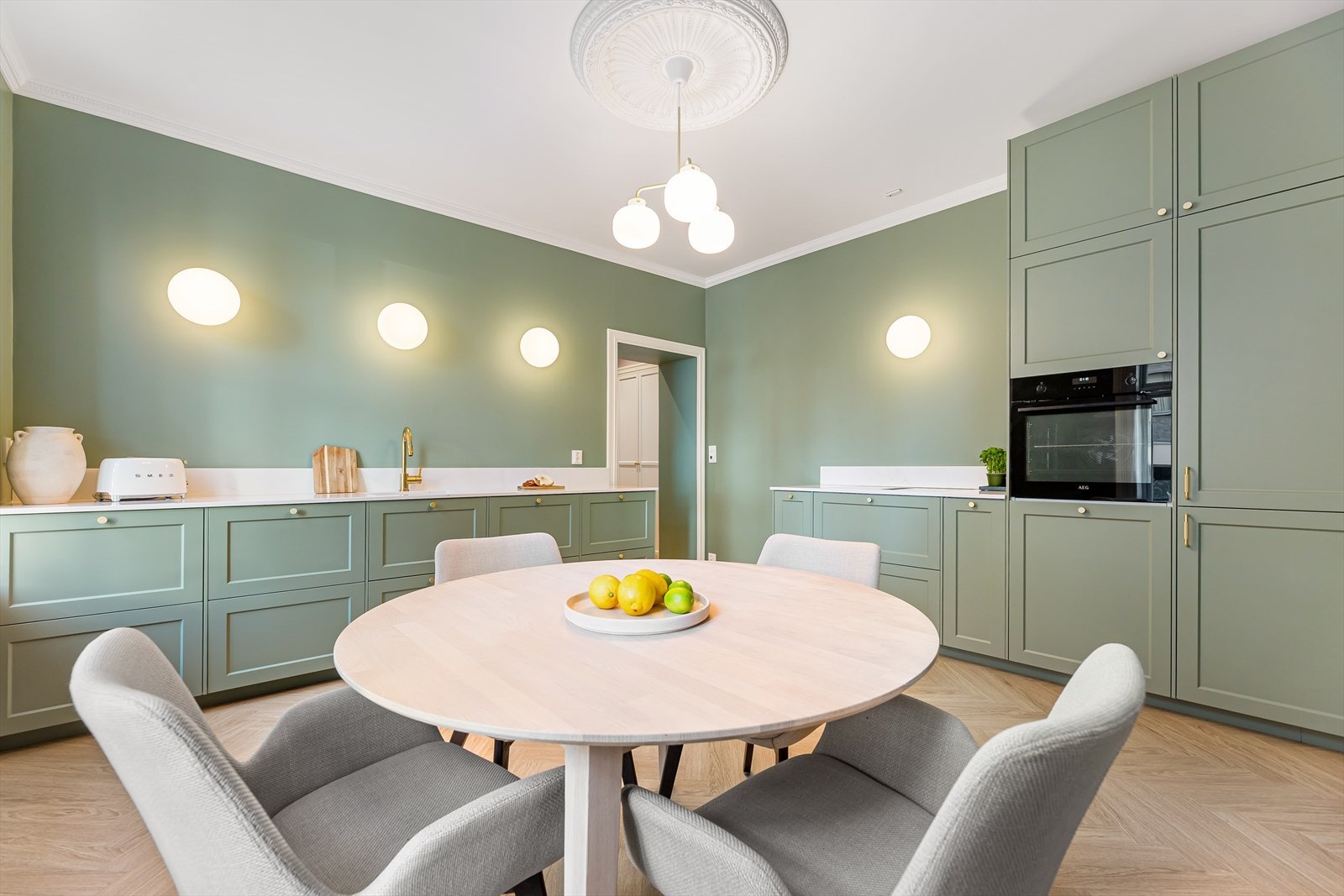 Kjøkkeninnredning fra 2023 med profilerte fronter og kompositt benkeplate Galleribilde