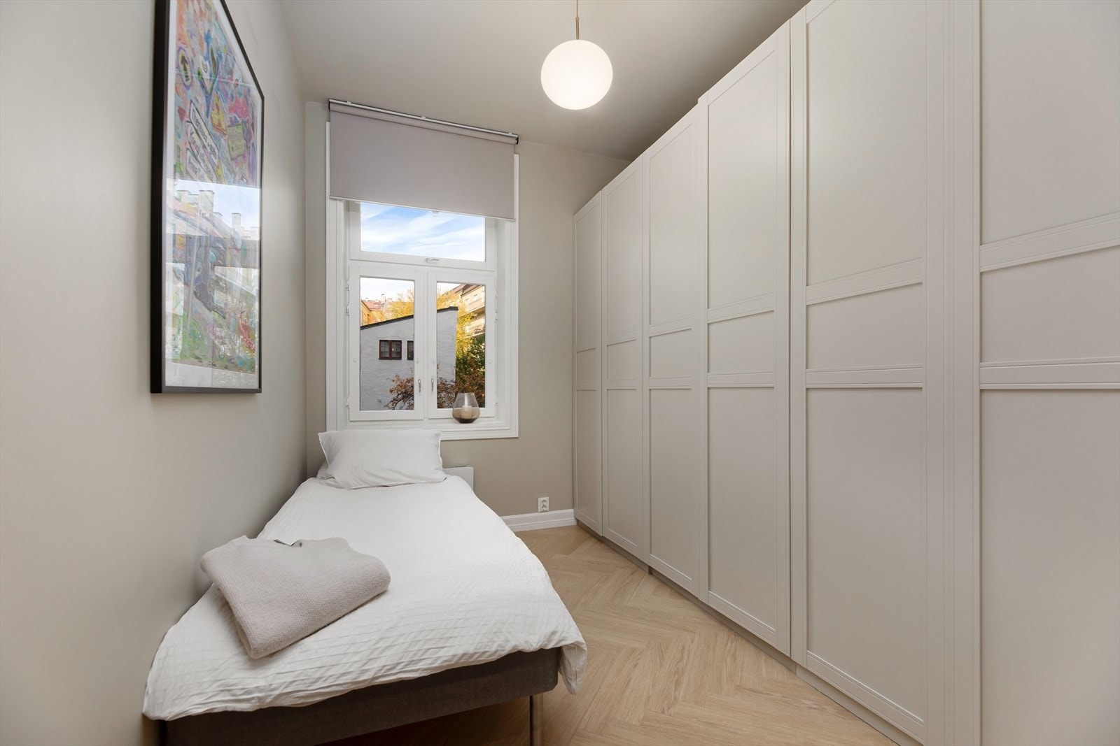 Soverom 2 med stor garderobe med profilerte fronter Galleribilde