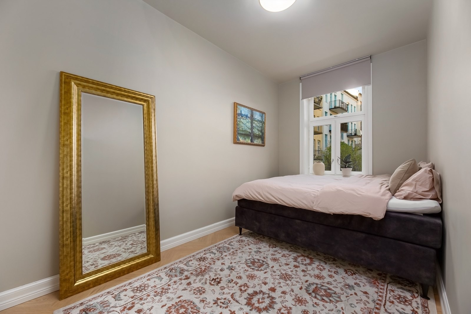 Hovedsoverom vendt inn mot rolig bakgård Galleribilde