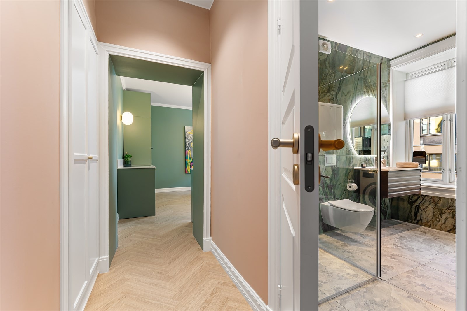 Gang mellom kjøkken og stue med innebygd skap Galleribilde