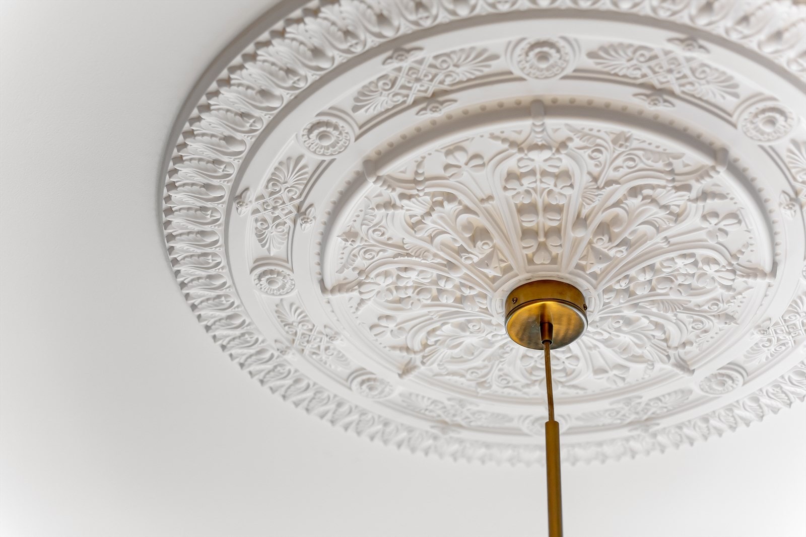 Klassiske detaljer som store vinduer med dype karmer, generøs takhøyde og stukkatur Galleribilde