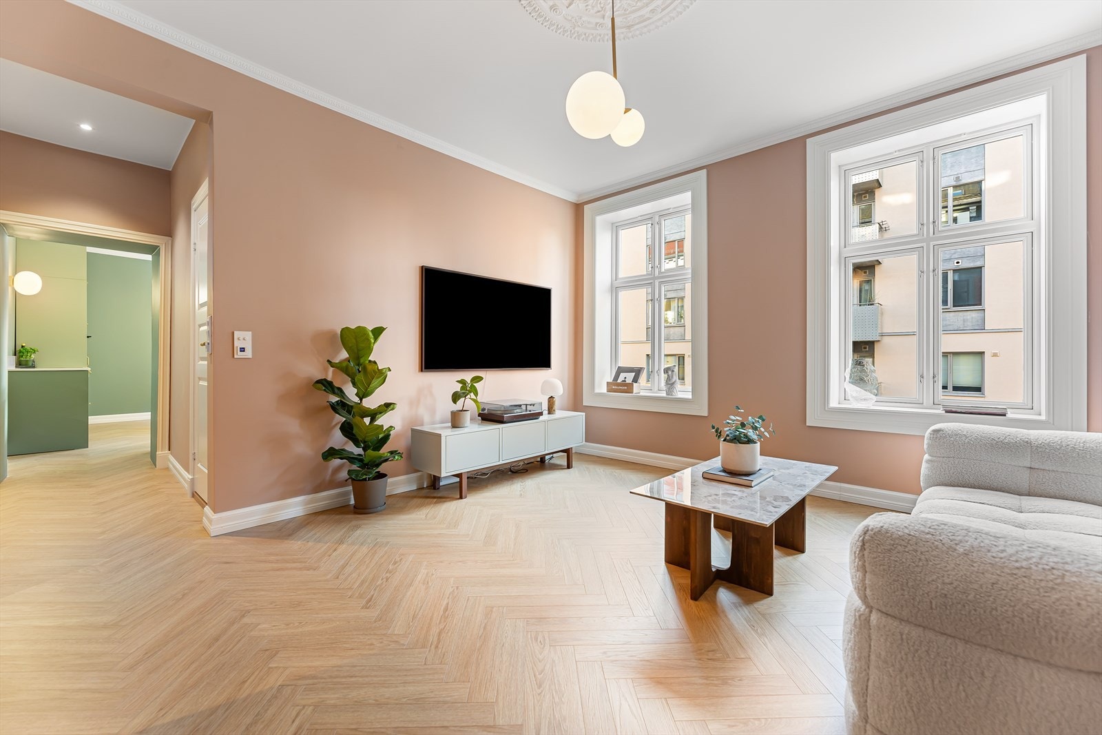 Leiligheten er omfattende pusset opp i 2023/2024 med gjennomførte fargevalg og innredning Galleribilde