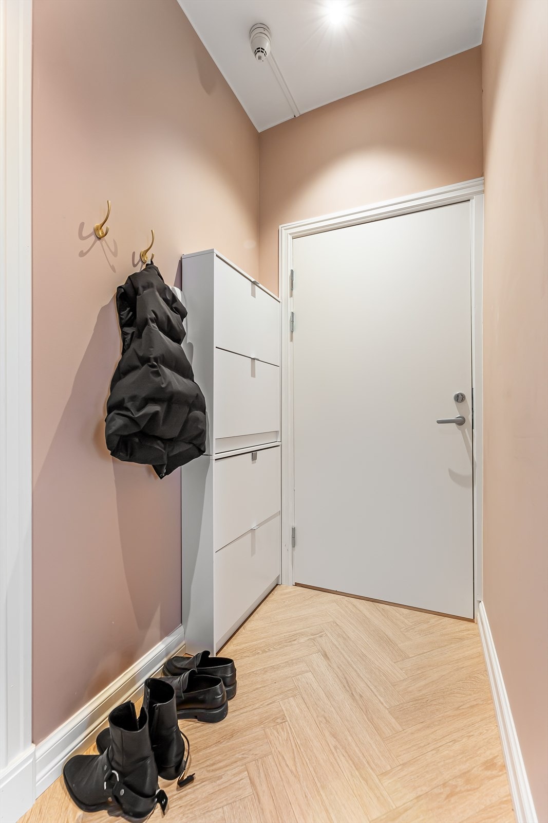 Entré med oppbevaring for yttertøy og sko - Leiligheten disponerer en stor kjellerbod på ca. 14,4 kvm Galleribilde