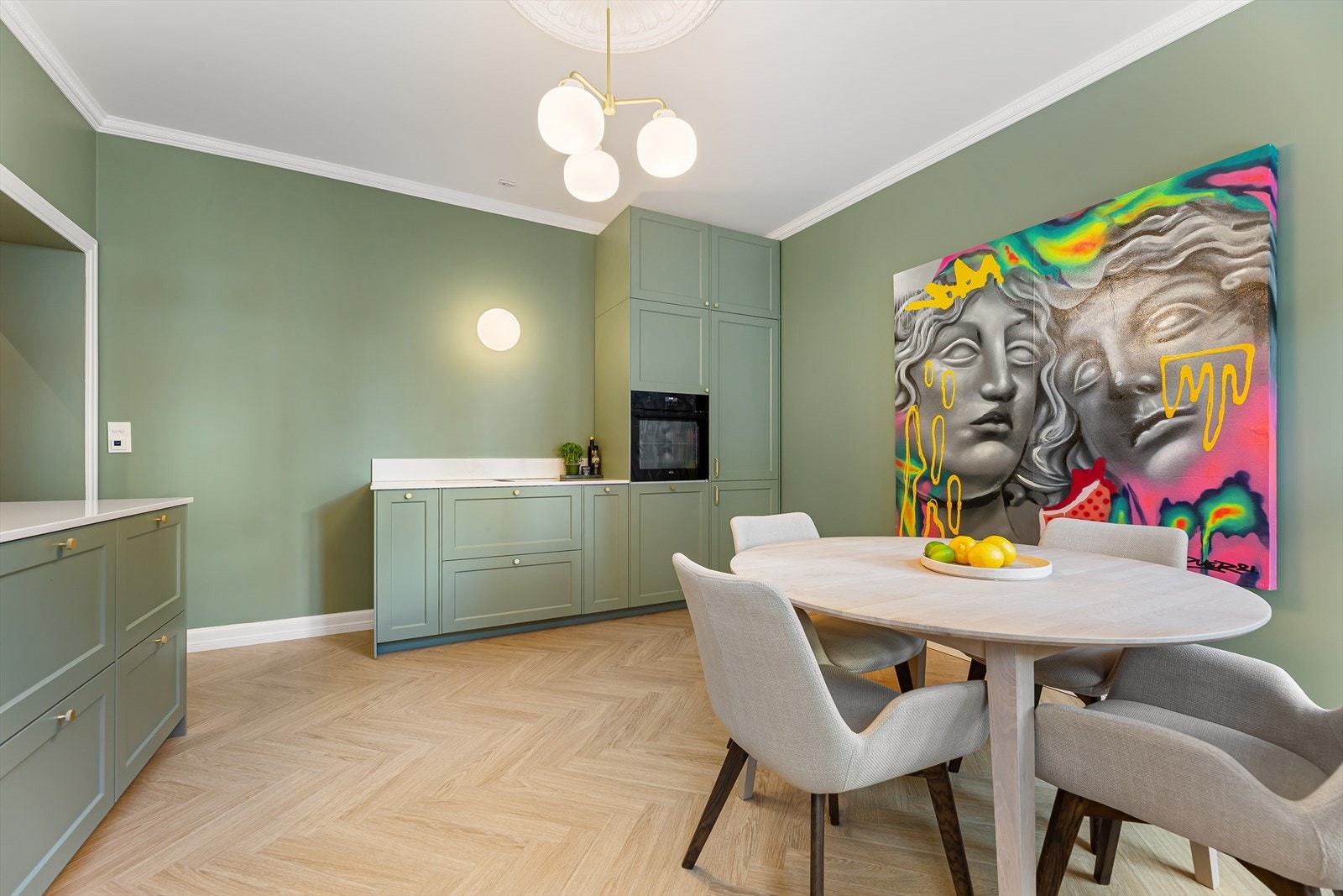 Hvitevarer fra AEG bestående av stekeovn, platetopp, kjøl/frys og oppvaskmaskin som er integrert i innredningen Galleribilde